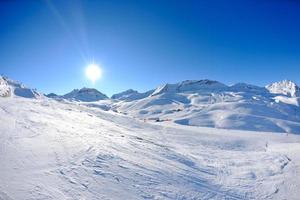 hautes montagnes sous la neige en hiver photo