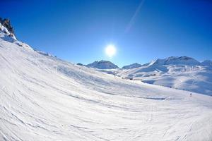 hautes montagnes sous la neige en hiver photo