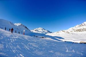 hautes montagnes sous la neige en hiver photo