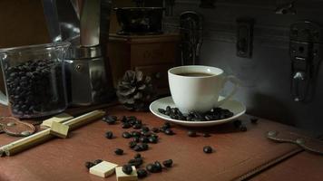 tasse à café et grains de café sur fond d'image vintage en bois. photo