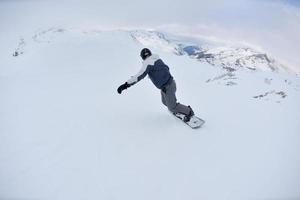 skier sur la neige fraîche en hiver lors d'une belle journée ensoleillée photo