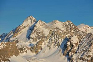 hautes montagnes sous la neige en hiver photo