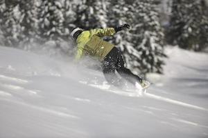 Snowboarder femme profiter du freeride sur la poudreuse fraîche photo