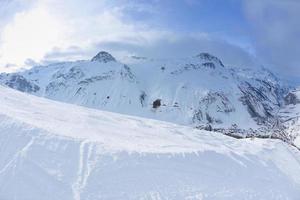 hautes montagnes sous la neige en hiver photo