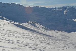 vue panoramique sur les montagnes d'hiver photo