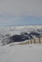 vue panoramique sur les montagnes d'hiver photo