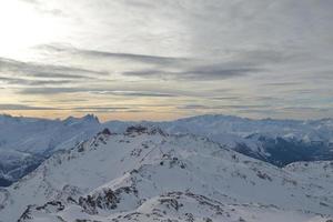 vue panoramique sur les montagnes d'hiver photo