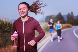 jeunes faisant du jogging sur une route de campagne photo