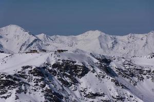 beau paysage de montagne en hiver photo