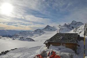 vue panoramique sur les montagnes d'hiver photo