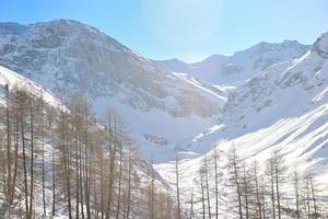 hautes montagnes sous la neige en hiver photo