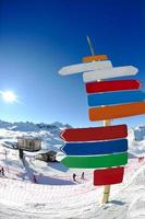 panneau à haute montagne sous la neige en hiver photo