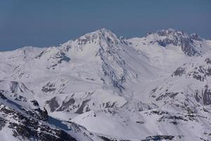 beau paysage de montagne en hiver photo