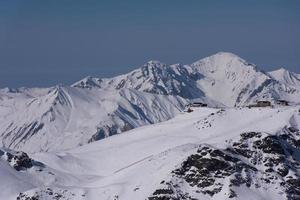 beau paysage de montagne en hiver photo