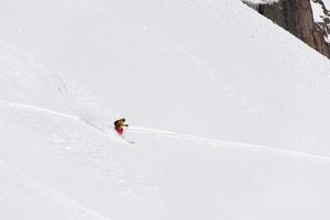 skieur freeride ski dans la poudreuse profonde photo