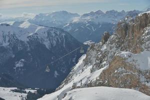 paysage d'hiver avec cabine de télésiège photo