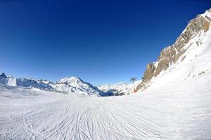 hautes montagnes sous la neige en hiver photo