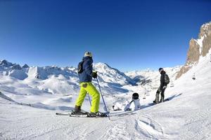 portrait d'hiver d'amis au ski photo