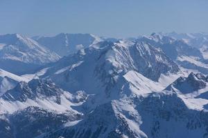 beau paysage de montagne en hiver photo