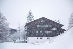 maison de montagne dans une tempête de neige photo