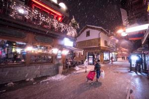 rues enneigées du village de montagne alpin photo