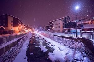 rues enneigées du village de montagne alpin photo