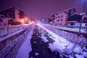 rues enneigées du village de montagne alpin photo