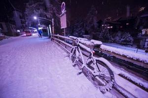 vélo garé couvert de neige photo