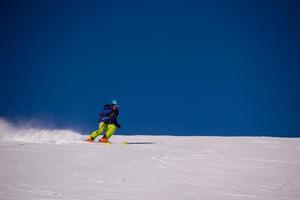 skieur s'amusant en courant en descente photo