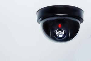 une caméra de sécurité ou une caméra de vidéosurveillance au plafond. photo