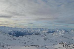 vue panoramique sur les montagnes d'hiver photo