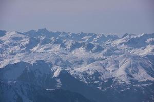 beau paysage de montagne en hiver photo