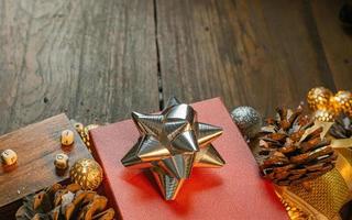 décorations d'équipement de noël sur fond de bois pour le concept de vacances. photo