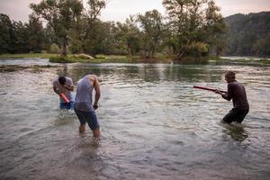 jeunes hommes s'amusant avec des pistolets à eau photo