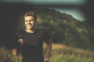 homme faisant du jogging le long d'une route de campagne photo