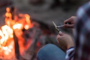 jeunes amis se détendant autour d'un feu de camp photo