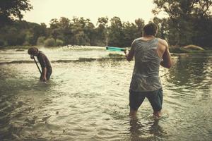 jeunes hommes s'amusant avec des pistolets à eau photo