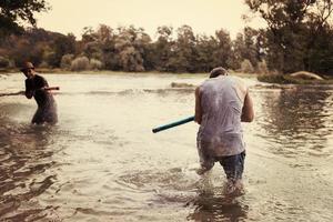 jeunes hommes s'amusant avec des pistolets à eau photo