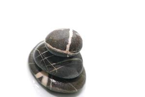 pierres .zen avec réflexion isolée photo
