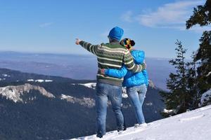 jeune couple, dans, hiver, neige, scène photo