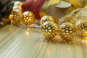 la boule de noël or sur fond de table en bois blanc. photo