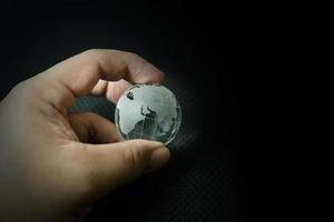 la boule de verre planète terre et image de la main. photo