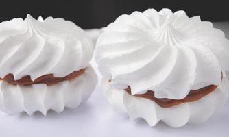 deux meringues blanches comme neige. beau gâteau blanc. photo