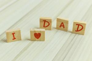 alphabet sur une petite assiette sur une table en bois pour l'image de la fête des pères. photo