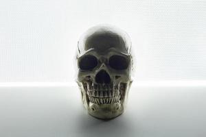 crâne se bouchent sur fond abstrait lumière lueur. photo