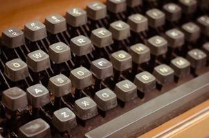 vieille machine à écrire anglaise dans un ton vintage chaleureux photo