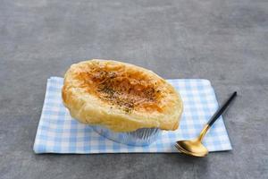 la soupe zuppa, une soupe épaisse et crémeuse avec une pâte feuilletée posée sur le dessus comme un chapeau, contient du maïs, des carottes et du poulet. photo