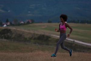 jeune femme afro-américaine faisant du jogging dans la nature photo