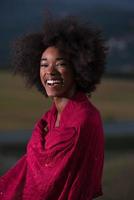 portrait en plein air d'une femme noire avec un foulard photo