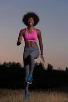 femme noire fait de l'exercice d'étirement se détendre et se réchauffer photo